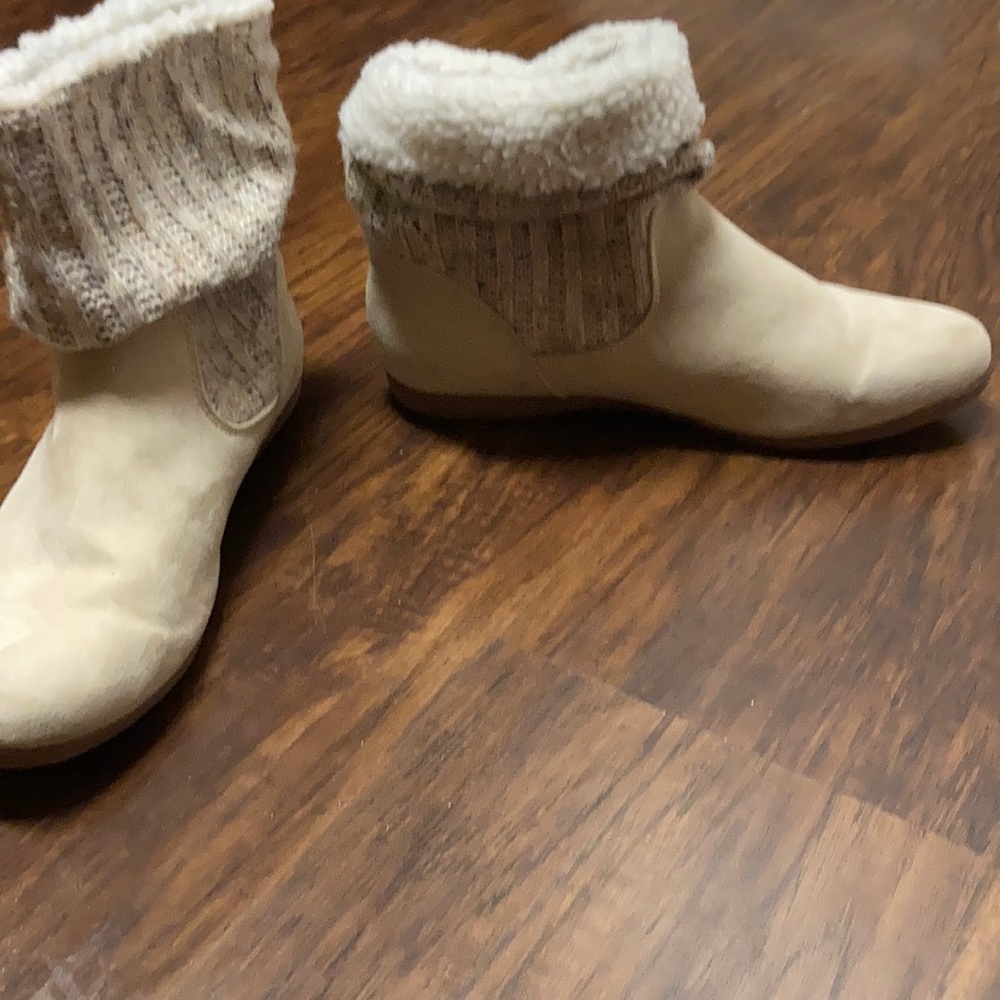 Chic versatile bootie. - Picture 2 of 4